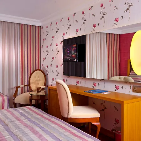מלון Oersmaris Boutique 4*