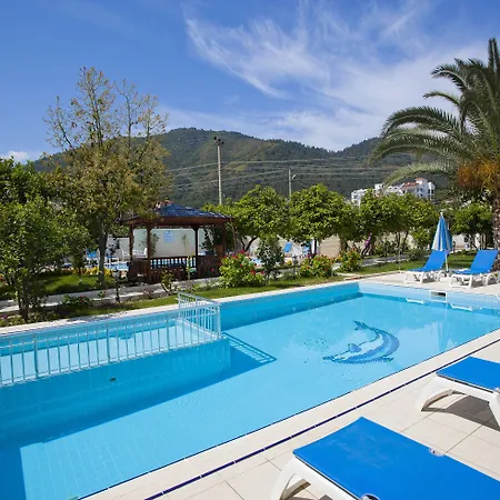 מלון Oersmaris Boutique 4*